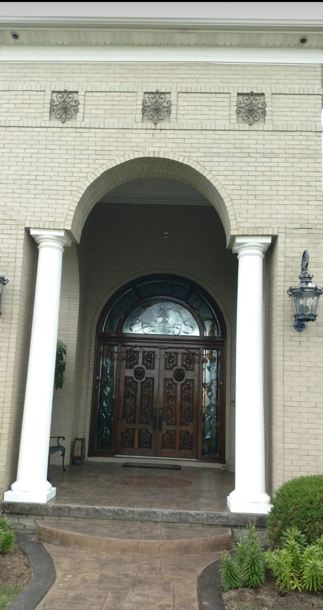 Boring white columns